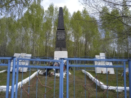 Воинское кладбище, где похоронены воины Советской Армии, погибшие в боях с немецко-фашистскими захватчиками в период Великой Отечественной войны 1941-1945 гг.